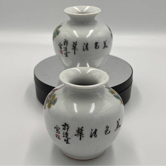 Small Chinese Porcelain Figural Vases - pair - Picture 4 of 8